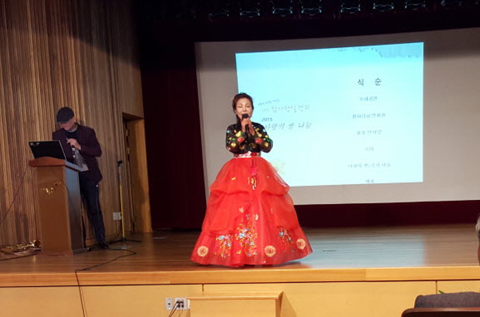 ◆ 연주와 찾아가는 효음악 회원들이 재능기부로 민요를 부르고 있다.